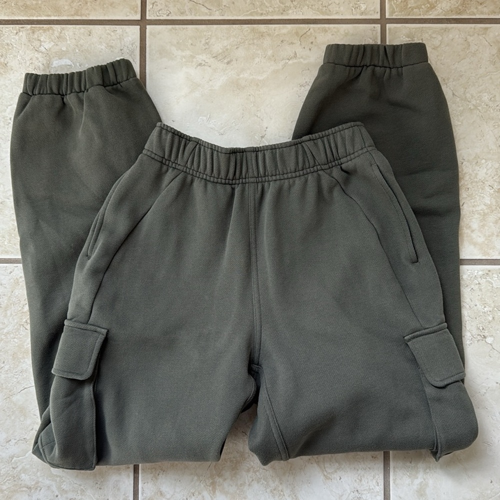 lululemon Women's Scuba Mid-Rise Oversized Cargo Jogger in Army Green